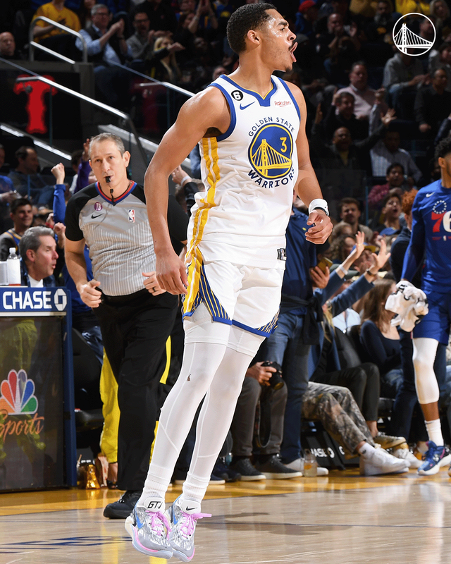 库里在G2比赛中重要助攻,爆冷引发热议!赢得满堂喝彩  库里在G2比赛中重要助攻,爆冷引发热议!赢得满堂喝彩