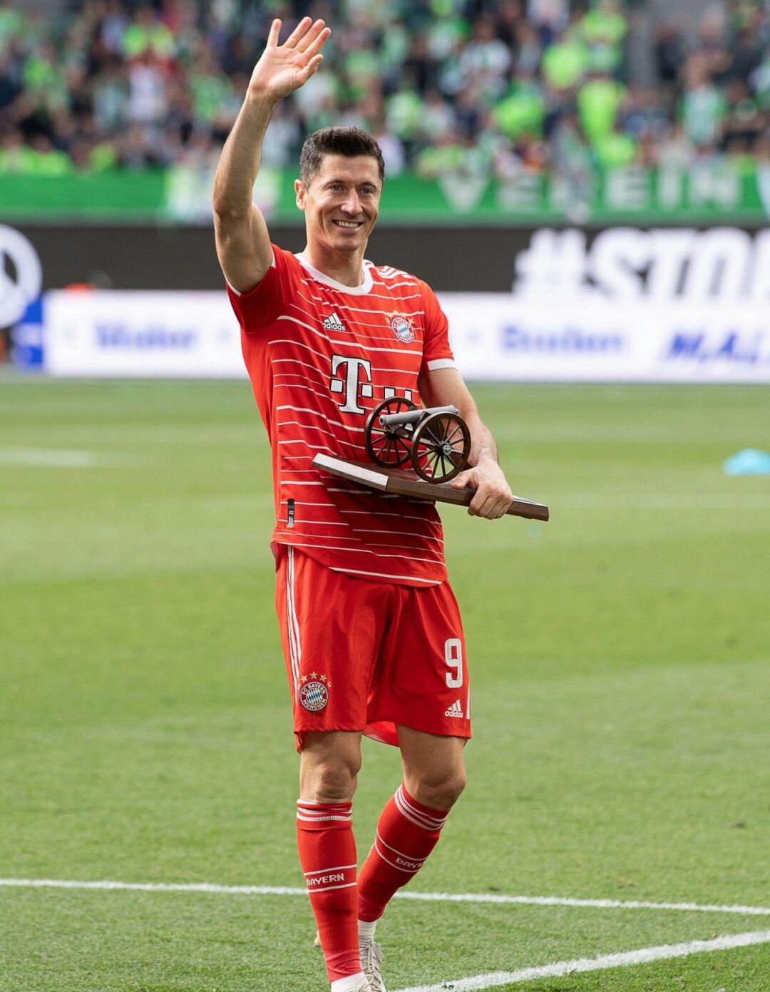 包含西班牙队观众热烈欢呼！，莱万多夫斯基迎来二十赛季出色发挥全场沸腾不已的词条