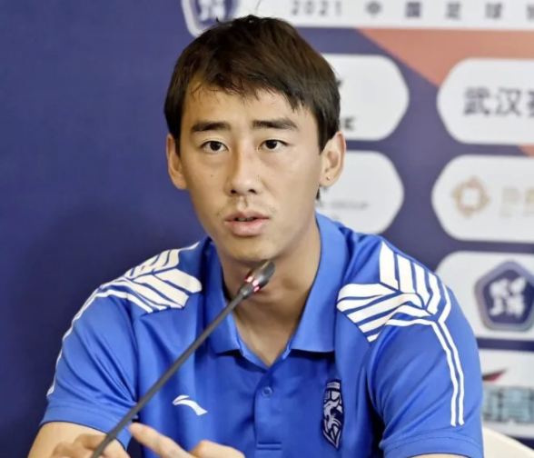 包含桑托斯训练开放日，窗口期队长鼓劲引观众欢呼，欧洲杯在即，赛季目标并未改变的词条