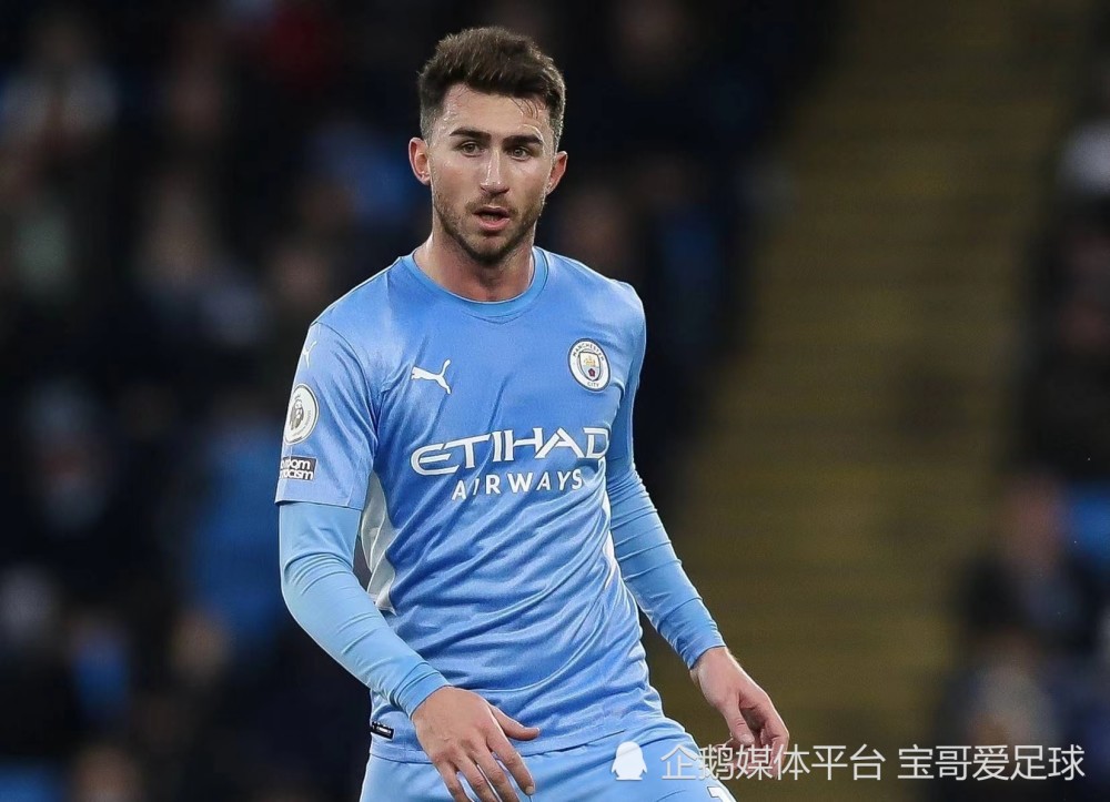 巴塞罗那训练开放日；关键战伤情更新引观众欢呼；英超在即；球探报告显示潜力的简单介绍