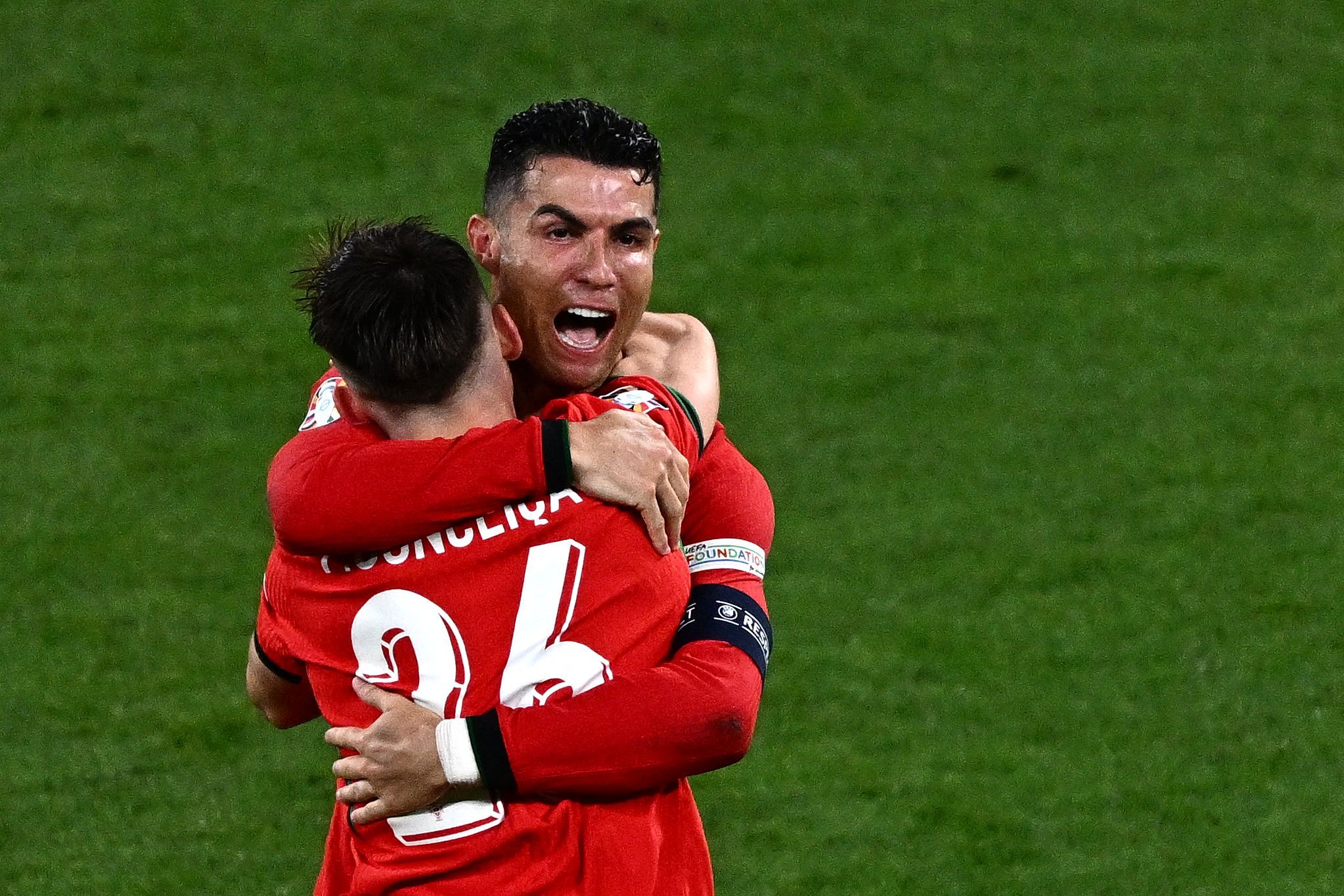 包含C罗回归赛场，连败首场状态亮眼，IG观众沸腾！的词条